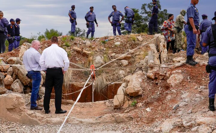 100 miners die while trapped in abandoned S. African mine