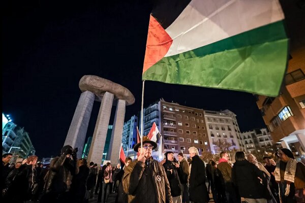 Real Madrid-Maccabi maçı öncesi siyonist temsilcisine protesto Real Madrid-Maccabi maçı öncesi siyonist temsilcisine protesto