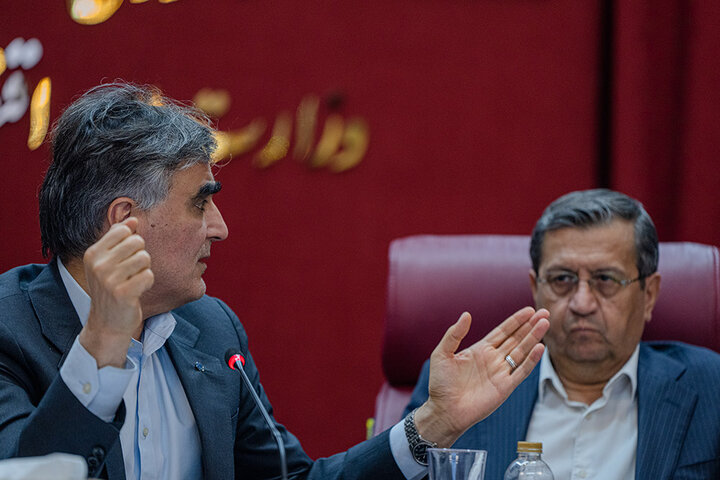 فرزین: بازار فوروارد و سلففروشی ارز را راهاندازی خواهیم کرد