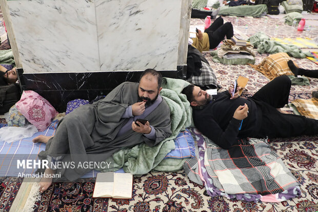 آئین معنوی اعتکاف در حرم امام رضا (ع) آئین معنوی اعتکاف در حرم امام رضا (ع)