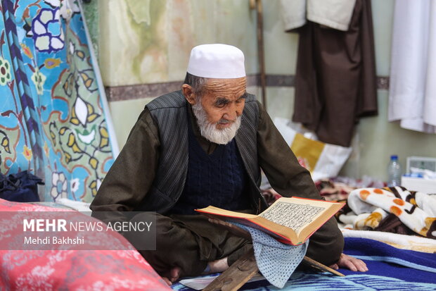 اعتکاف طلاب غیرایرانی در قم