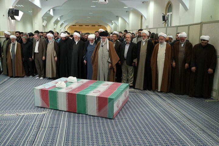 Ayetullah Hamanei, iki şehit hâkimin cenaze namazını kıldırdı Ayetullah Hamanei, iki şehit hâkimin cenaze namazını kıldırdı