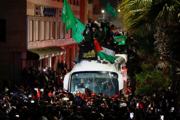 İsrail'in engellemelerinin ardından 110 Filistinli esir serbest bırakıldı (+video) İsrail'in engellemelerinin ardından 110 Filistinli esir serbest bırakıldı (+video)