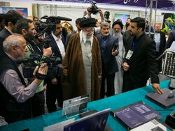 Leader visits “Pioneers of Progress” Expo.