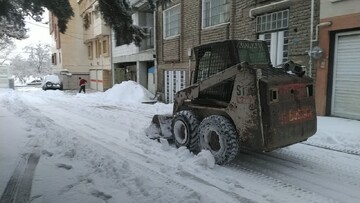 عملیات برف‌روبی سطح شهر همدان  با استقرار ۱۹۰ دستگاه ماشین‌آلات و مشارکت ۷۰۰ نیرو