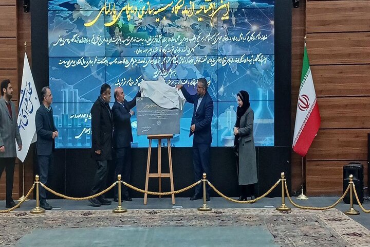 رونمایی از لوح افتتاحیه آزمایشگاه شبیهسازی دیپلماسی پارلمانی