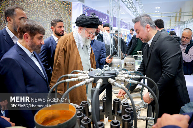 بازدید رهبر معظم انقلاب از نمایشگاه «پیشگامان پیشرفت، رویداد ملی توانمندی‌ها و دستاوردهای بخش خصوصی»
