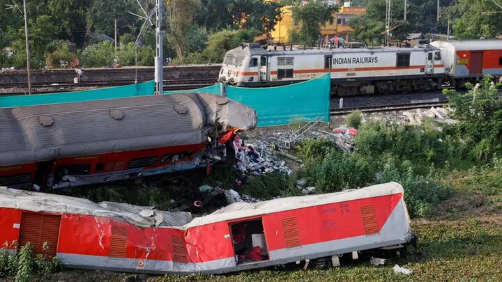 At least 11 killed in rail accident in west India