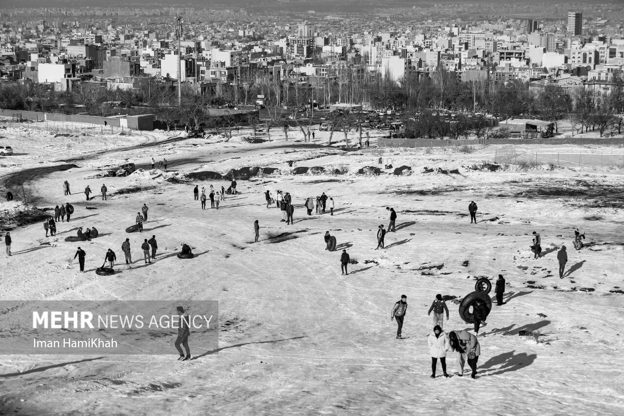 الاستمتاع بيوم ثلجي في مدينة همدان