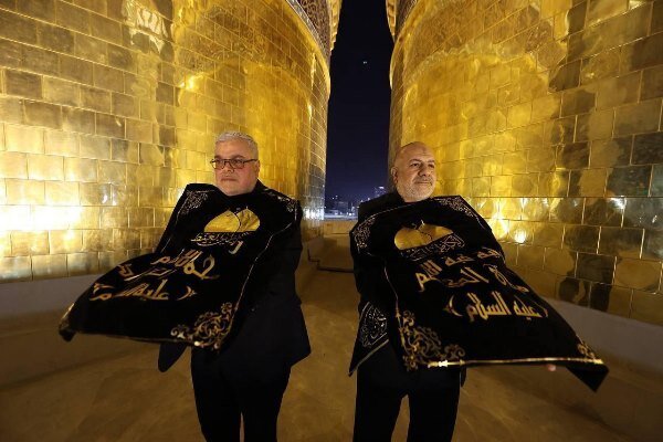 تعویض پرچم گنبد حرم کاظمین در آستانه شهادت امام موسی کاظم(ع) تعویض پرچم گنبد حرم کاظمین در آستانه شهادت امام موسی کاظم(ع)