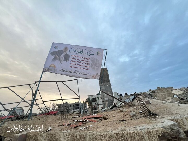 اهتزاز تصویر یحیی سنوار بر فراز ویرانههای منزل وی در خان یونس