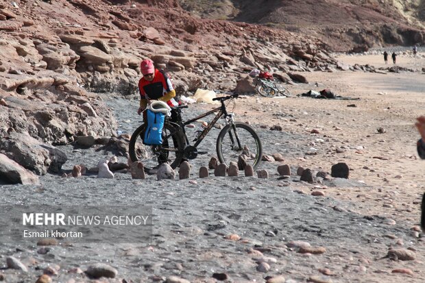 لزوم فرهنگسازی برای صیانت از خاک هرمز؛ لطفا خاک جزیره را سوغات نبرید