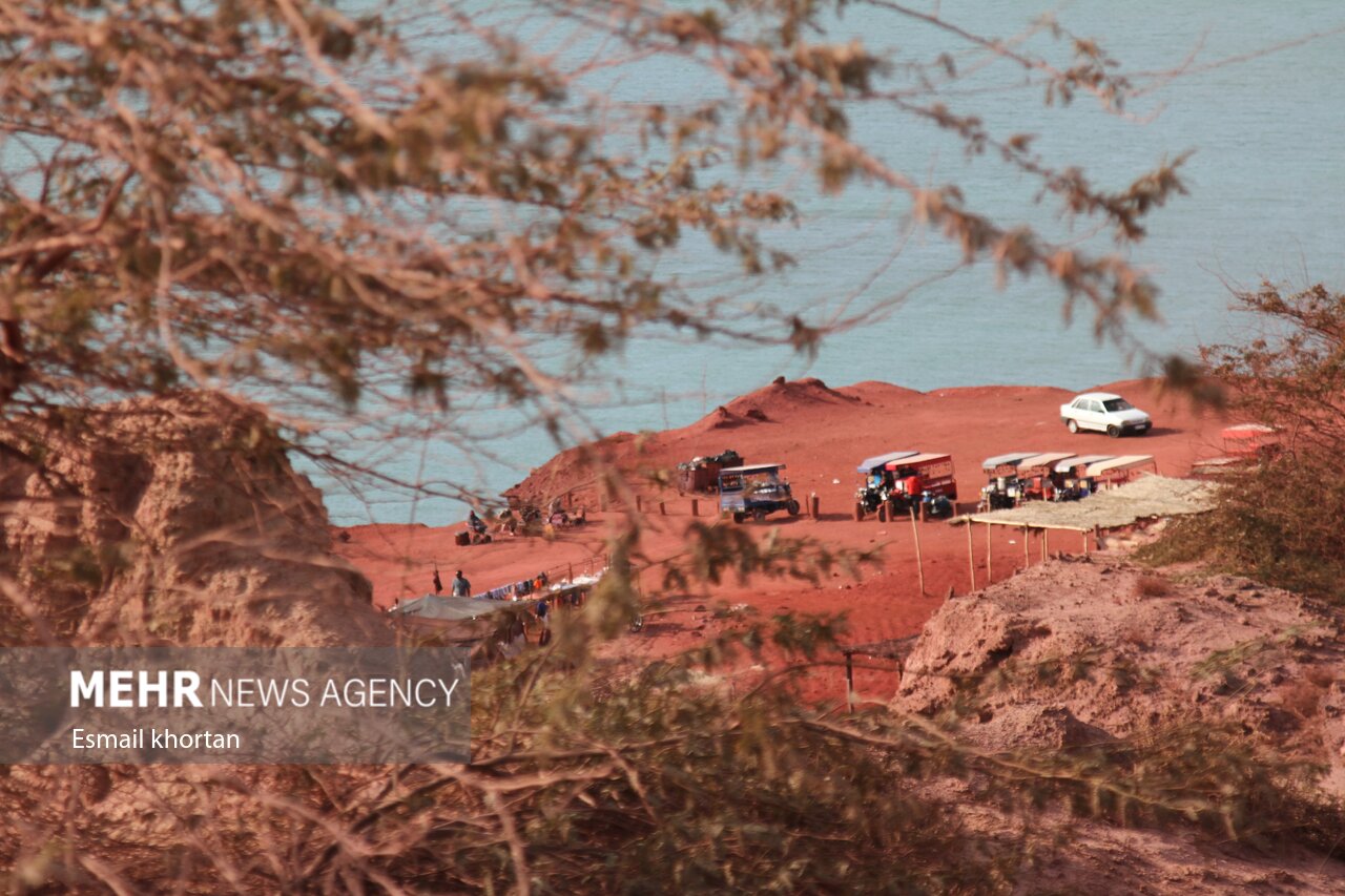 «جزیره هرمز»؛ از ماجرای ساحل نقرهای تا رقابت بینالمللی در جذب گردشگر «جزیره هرمز»از ماجرای ساحل نقرهای تا رقابت بین المللی در جذب گردشگر