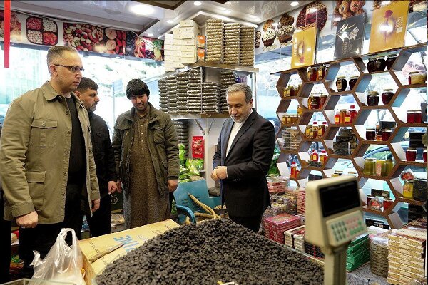 Bakan Irakçi Kabil'deki bir kafede çay va baklava tattı