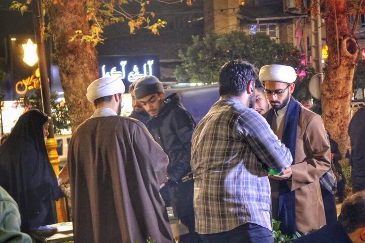 طلبههایی که پناه مردم شدند؛ از جادهسازی تا جمعههای عاشقی طلبههایی که پناه مردم شدند؛ از جادهسازی تا جمعههای عاشقی