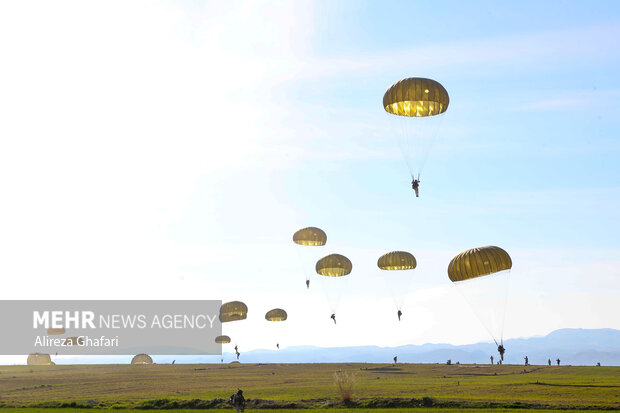 غُرش موشکهاو پهپادها در رزمایش پیامبر اعظم(ص)/خط ونشان سپاه برای دشمن