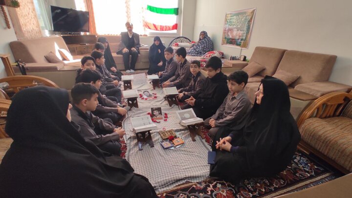 محفل انس با قرآن در منزل شهیدان آذر زرتشت آستانه اشرفیه محفل انس با قرآن در منزل شهیدان آذر زرتشت آستانه اشرفیه