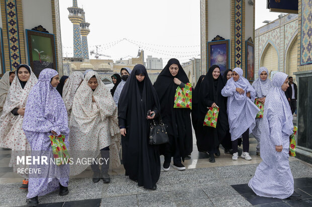 تشرف دختران دهه هشتادی به حرم مطهر امام رضا(ع)