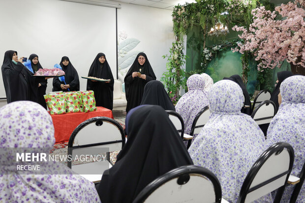 تشرف دختران دهه هشتادی به حرم مطهر امام رضا(ع)