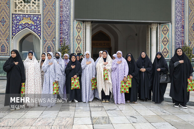 تشرف دختران دهه هشتادی به حرم مطهر امام رضا(ع)