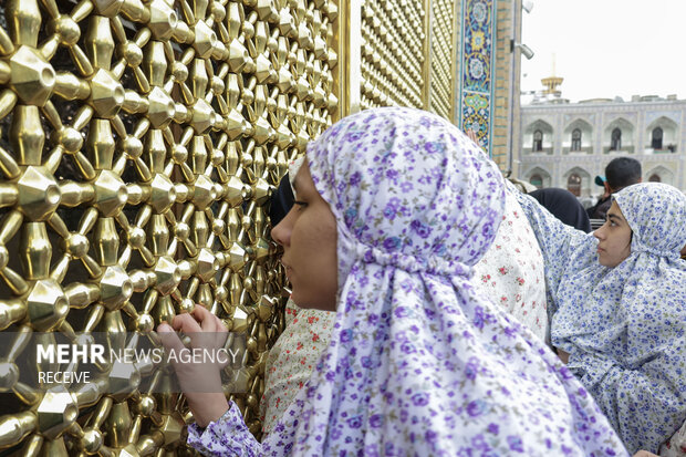 تشرف دختران دهه هشتادی به حرم مطهر امام رضا(ع)