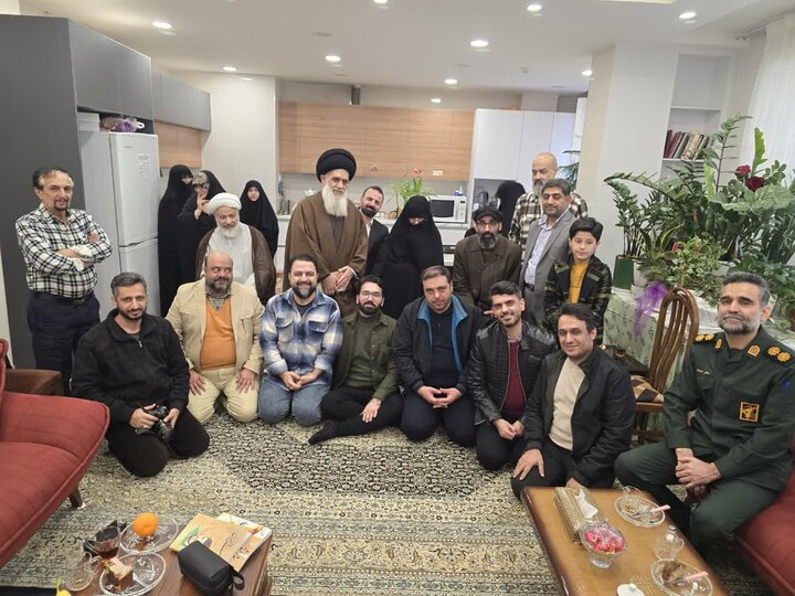 لوح زرین جشنواره هلهله فرشتهها به مادر شهیدان زین الدین اهدا شد