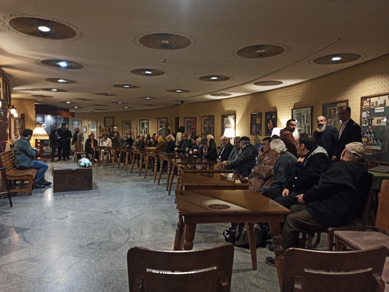 هنرمندان شمع تولد ۵۲ سالگی تئاترشهر را فوت کردند هنرمندان شمع تولد ۵۲ سالگی تئاترشهر را فوت کردند