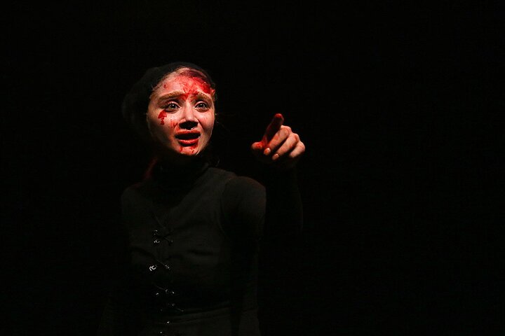 عبور کارگردان «تاری» از تجربههای پیشین و غافلگیری بصری که در خدمت اجراست