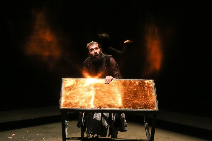 عبور کارگردان «تاری» از تجربههای پیشین و غافلگیری بصری که در خدمت اجراست