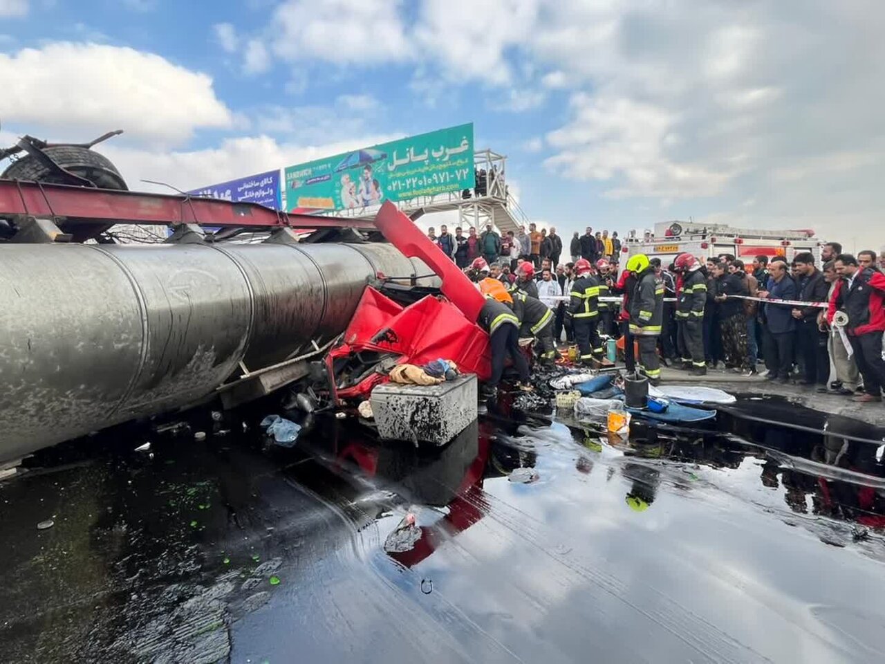 تانکر حمل قیر در اتوبان معلم واژگون شد؛ راننده جان باخت