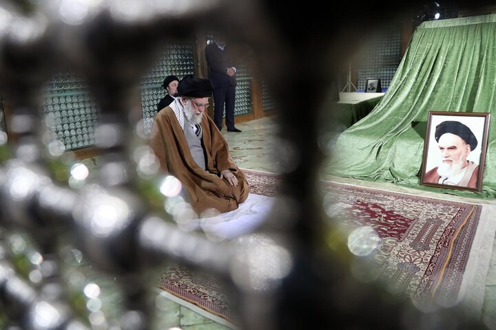 حضور رهبر انقلاب اسلامی در مرقد بنیانگذار جمهوری اسلامی ایران حضور رهبر انقلاب اسلامی در مرقد بنیانگذار جمهوری اسلامی ایران