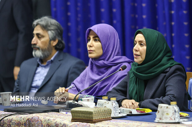 لیلا عاج در نشست اعضای شورای جشنواره های فجر با رئیس جمهور