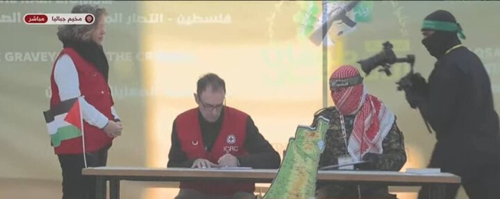 آغاز دور سوم تبادل اسرا با تحویل اسیر زن صهیونیست؛ ۱۱۰ اسیر فلسطینی آزادی میشوند+ تصاویر