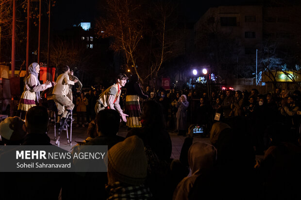 اجرای نمایش‌ خیابانی «اتنو» از کشور روسیه در چهل و سومین جشنواره بین المللی تئاتر فجر