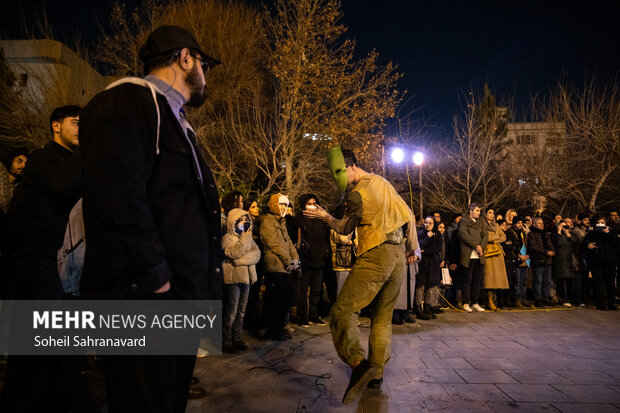 اجرای نمایش‌ خیابانی «اتنو» از کشور روسیه در چهل و سومین جشنواره بین المللی تئاتر فجر