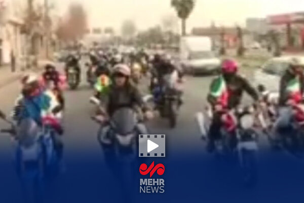 İran’da motosikletli geçit töreni İran’da motosikletli geçit töreni