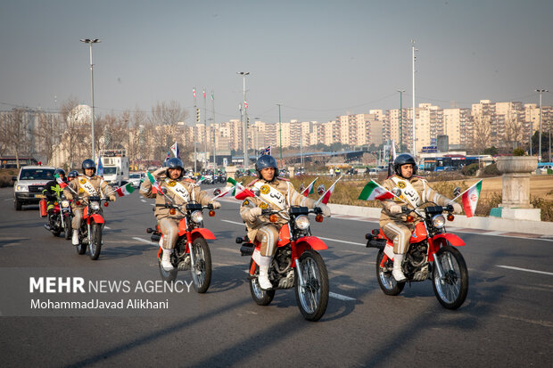 استعراض بالدراجات النارية بمناسبة بداية ايام عشرة الفجر في طهران