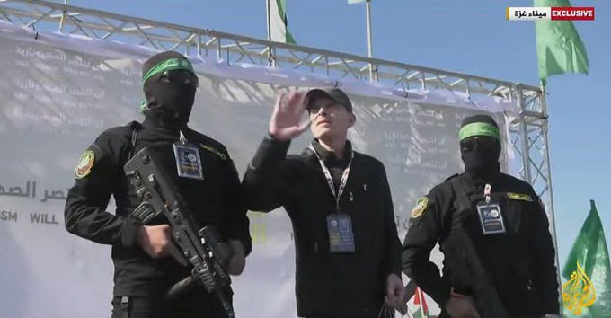 قسام سومین اسیر صهیونیست با تابعیت آمریکایی را تحویل داد + فیلم و تصاویر قسام سومین اسیر صهیونیست با تابعیت آمریکایی را تحویل داد + تصاویر