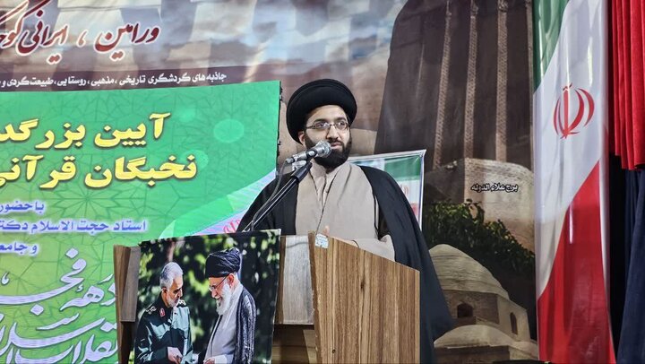 آیین تجلیل از نخبگان قرآنی ورامین با حضور مسئولین برگزار شد