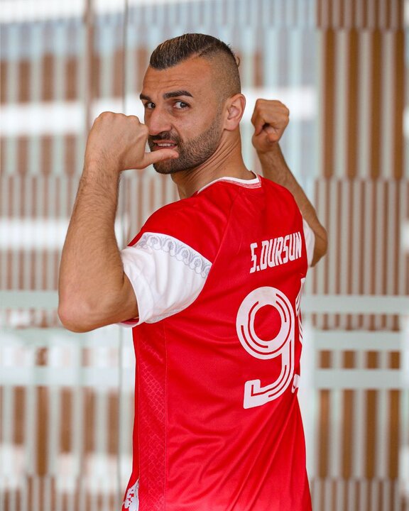 رونمایی از سردار پرسپولیسیها در لباس قرمز رونمایی از سردار پرسپولیسیها در لباس قرمز