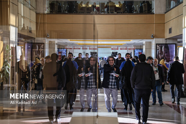 ماجرای برومند و بابک ادامه دارد؛ تشویق عوامل «زیبا صدایم کن» توسط خانوادههایشان!