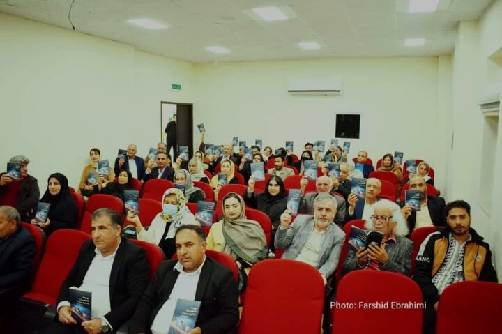 مجموعه شعر «مورچهها تکههای روز را به تاریکی میبرند» رونمایی شد
