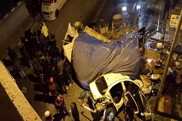 Türkiye'de kamyon köprüden düştü: Yaralılar var Türkiye'de kamyon köprüden düştü: Yaralılar var