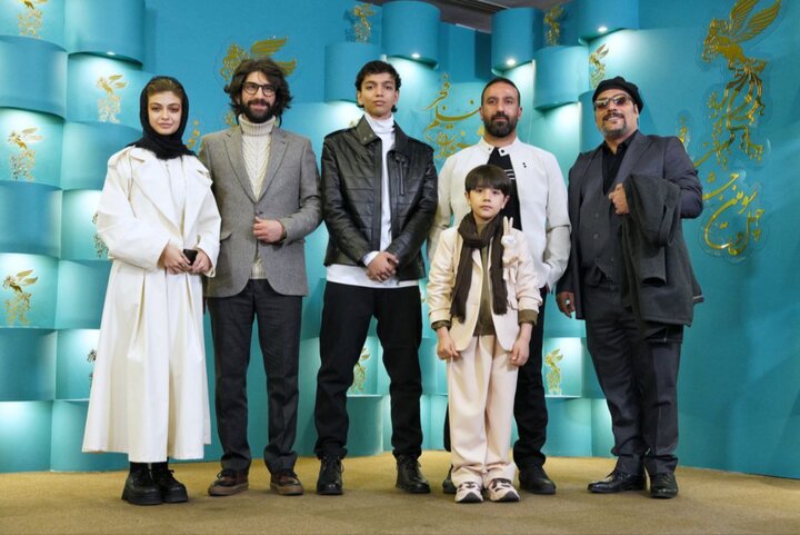 نشست «چشم بادومی»؛ از عشق به خواننده کرهای تا پدربزرگی که قابل دفاع نیست