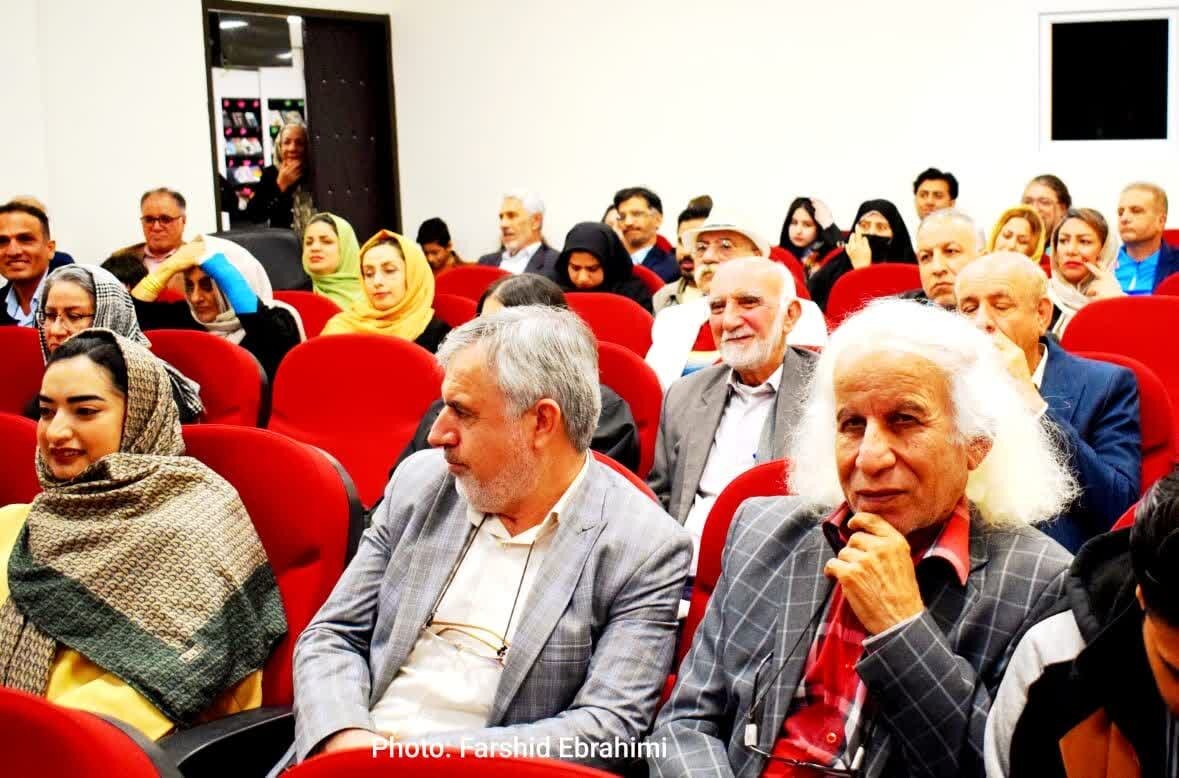 مجموعه شعر «مورچهها تکههای روز را به تاریکی میبرند» رونمایی شد