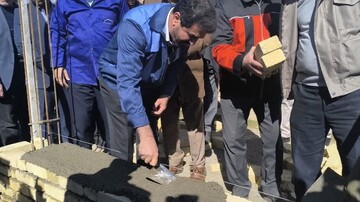 آغاز عملیات اجرایی مدرسه ای در روستای چشمه زورق ملایر با  بنایی استاندار