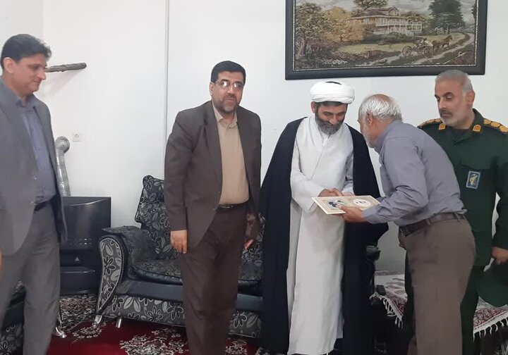 مسئولان تنگستان با جانبازان دیدار کردند مسئولان تنگستان با جانبازان دیدار کردند