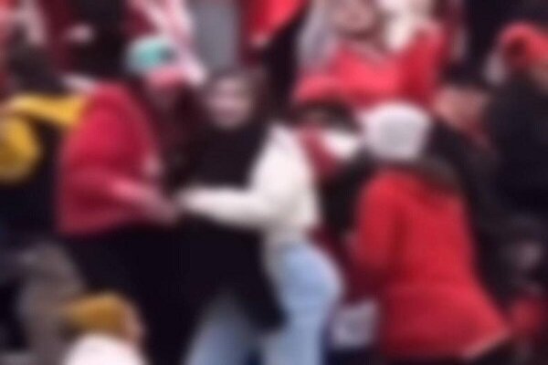 ۲ تماشاگر زن مسابقه پرسپولیس و تراکتور بازداشت شدند ۲ تماشاگر زن مسابقه پرسپولیس و تراکتور بازداشت شدند