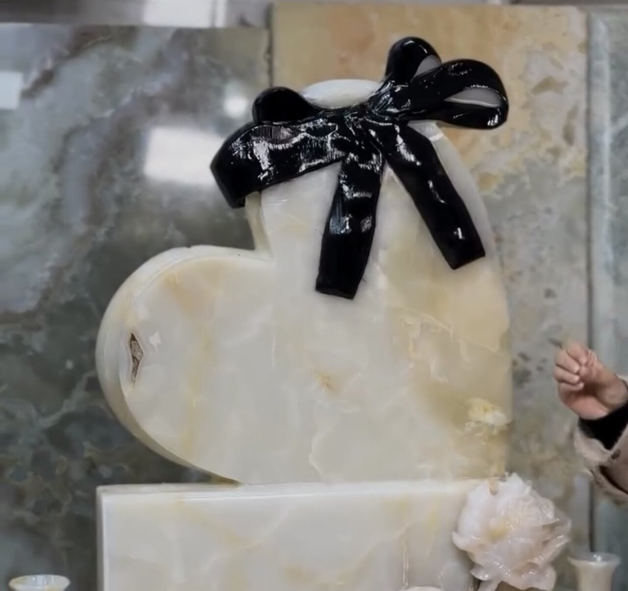 تجاریسازی مرگ؛ سنگ مزار ولنتاینی ۸۷۰ میلیونی!