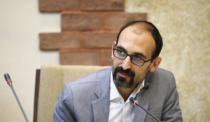 کار کردن روی بیانات رهبر انقلاب در حوزه شعر برایم چالش برانگیز بود کار کردن روی بیانات رهبر انقلاب در حوزه شعر برایم چالش برانگیز بود